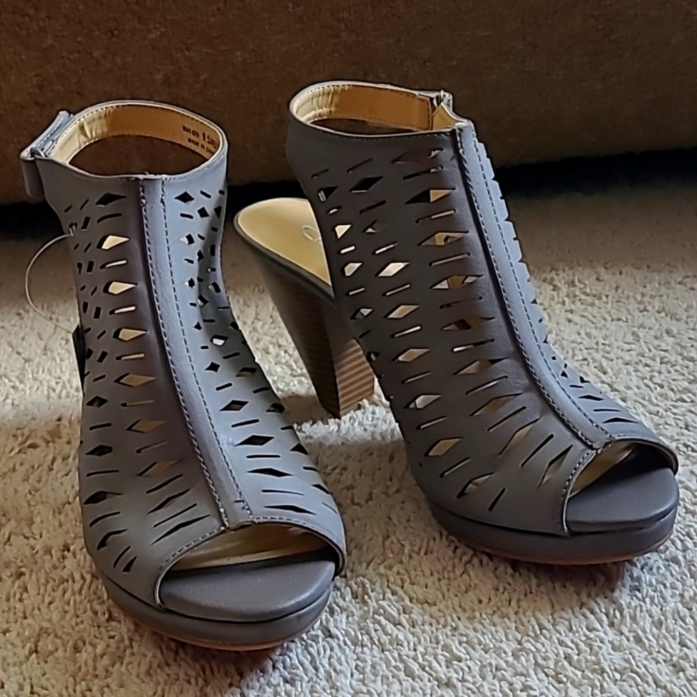 NWT- CL By Laundry Grey Slingback Heels Sz 9 1/2